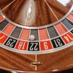 Колесо рулетки в казино с шариком и игровым полем