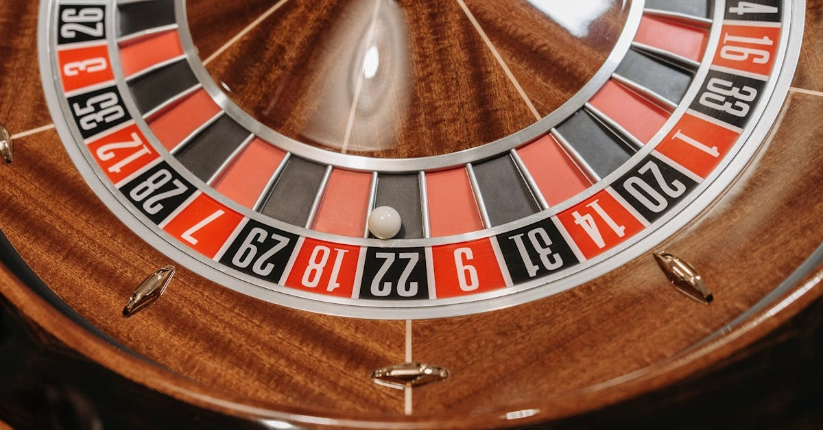 Колесо рулетки в казино с шариком и игровым полем