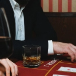 Блэкджек карты и фишки казино демонстрируют стратегический анализ игры