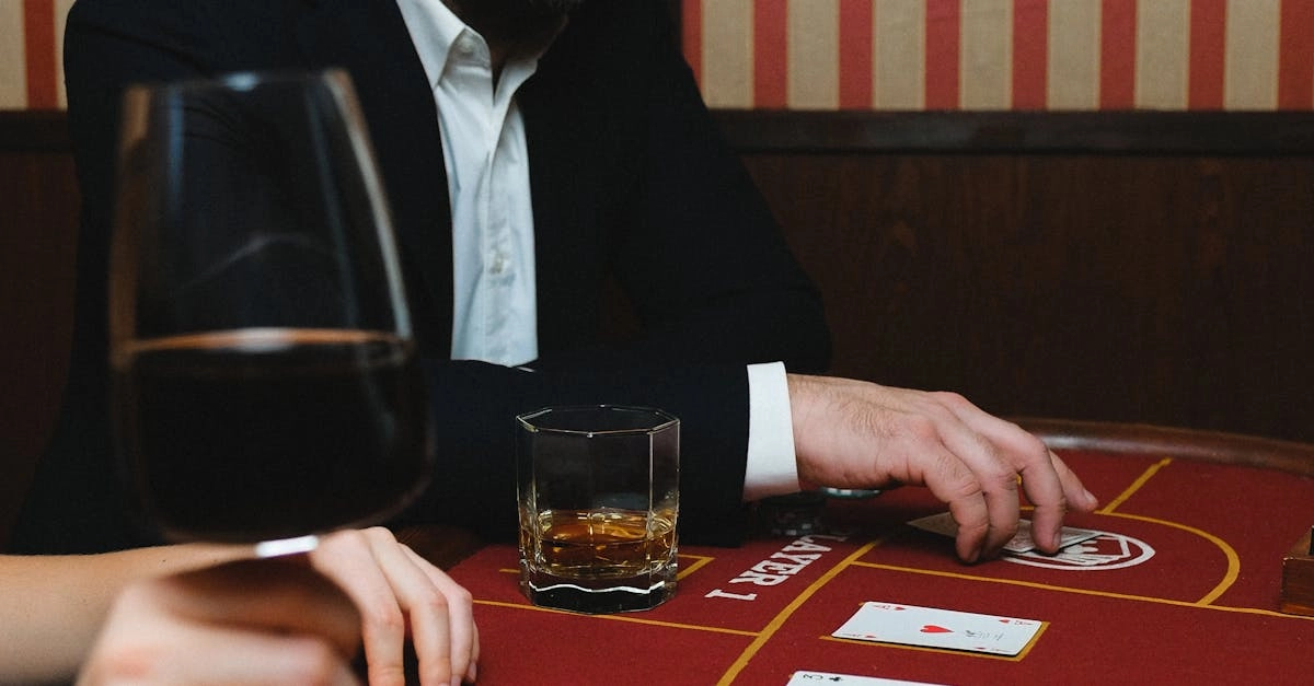 Блэкджек карты и фишки казино демонстрируют стратегический анализ игры