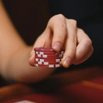 Бездепозитные бонусы онлайн-казино и игровые фишки на столе