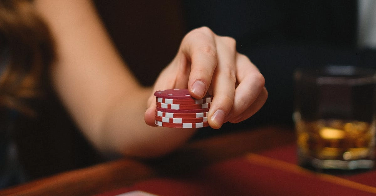 Бездепозитные бонусы онлайн-казино и игровые фишки на столе